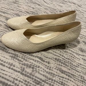 Size 7 Genuine Leather Made in Italy Ivory Floral Embossed Women's Kitty Heel